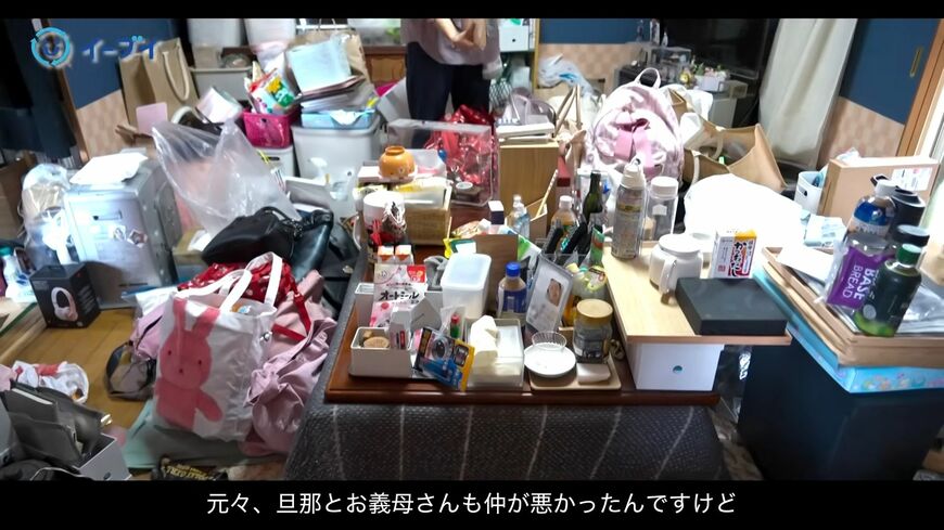 ほとんど足の踏み場もない状態の部屋（写真：「イーブイ片付けチャンネル」より）