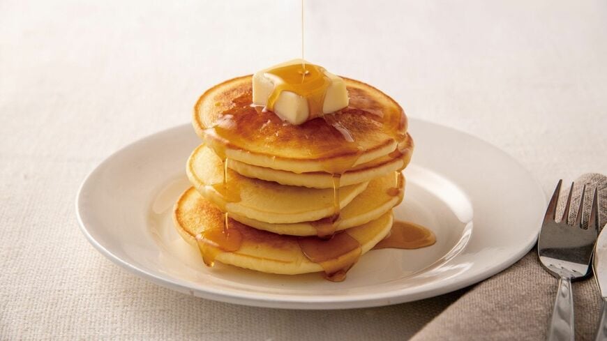 市販のお菓子や加工品は「遺伝子組み換え農産物」のリスクがある？写真は「無添加ヘルシーおやつ」を求める人のために安部司氏が考案した「豆乳入り！ もちもち米粉パンケーキ」（写真：『日本人なら必ず食べたい安部おやつ』より）