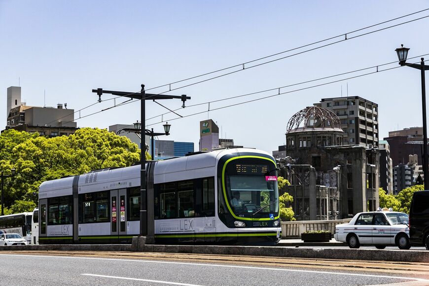 原爆ドームの横を走る広電の電車。超低床車両も増えている（撮影：鼠入昌史）