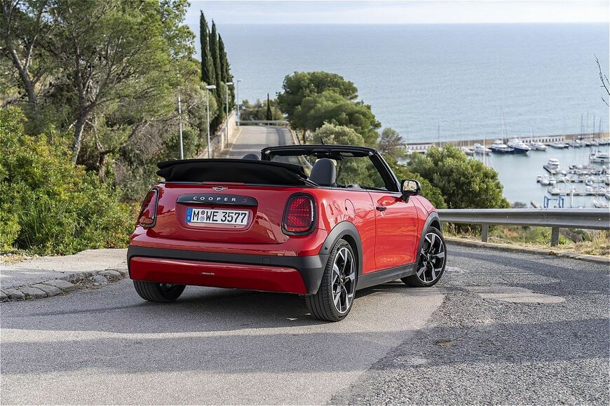 MINI（ミニ）の新型「ミニ・クーパー・コンバーチブルS」（写真：MINI）