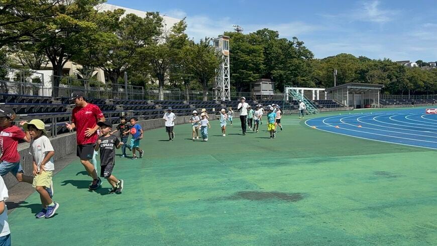 年長児と学童の小学生を対象にした、夏休みのかけっこ教室の様子