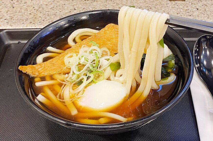 さぬきうどんに駆逐されて、見かけなくなった普通のおうどんが名代富士そばにはあります（筆者撮影）