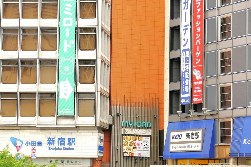 モザイク通りは商業施設「新宿ミロード」の本館、さらにミロードデッキへつながる（記者撮影）