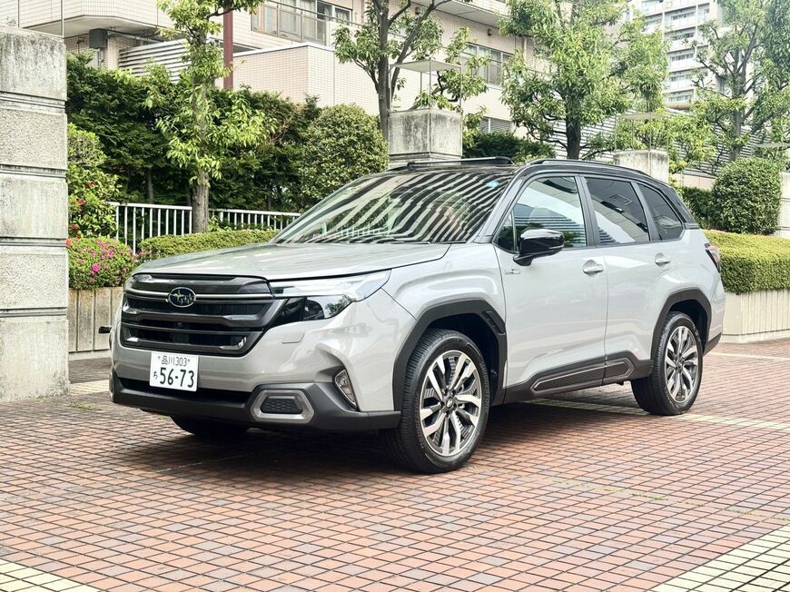 最高級グレード「Premium S:HEV EX」の車両本体価格は464万2000円。「アイサイトX」を備えたストロングハイブリッド車（写真：筆者撮影）