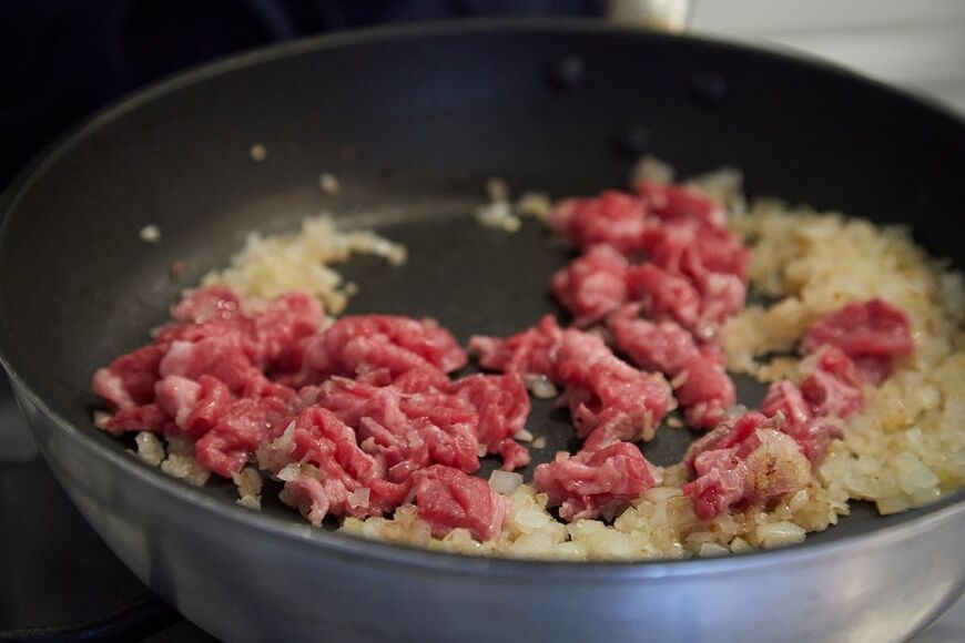 たまねぎが軽く色づいたら牛肉を投入（写真：吉澤健太）