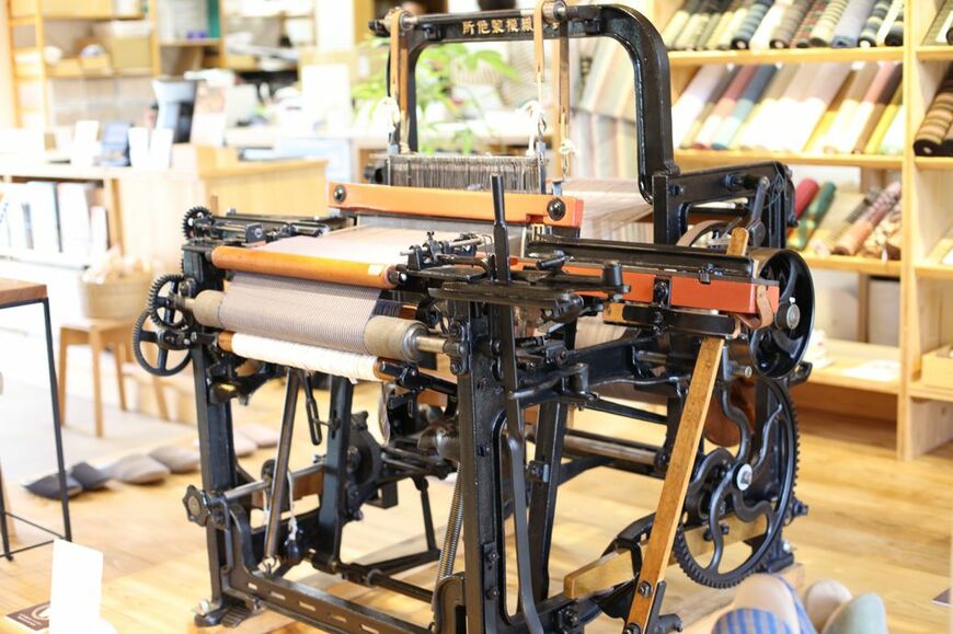 店内に鎮座する100年以上前の織機は、スズキの前身である鈴木織機製作所が製作（写真：筆者撮影）