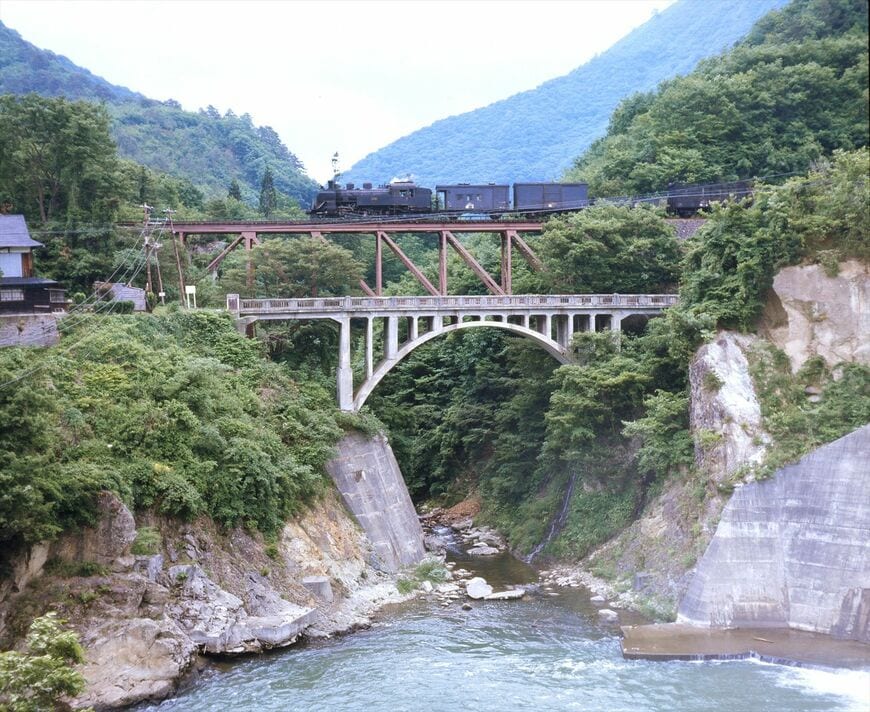 上三寄（現・芦ノ牧温泉）付近を走るC11形牽引の貨物列車（撮影：南正時）