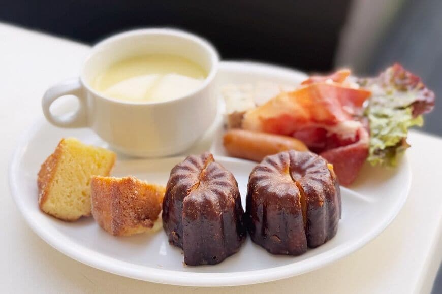 2回目はデザートをメインでいただきます。カヌレと白いガトーショコラもコダマオリジナル（筆者撮影）