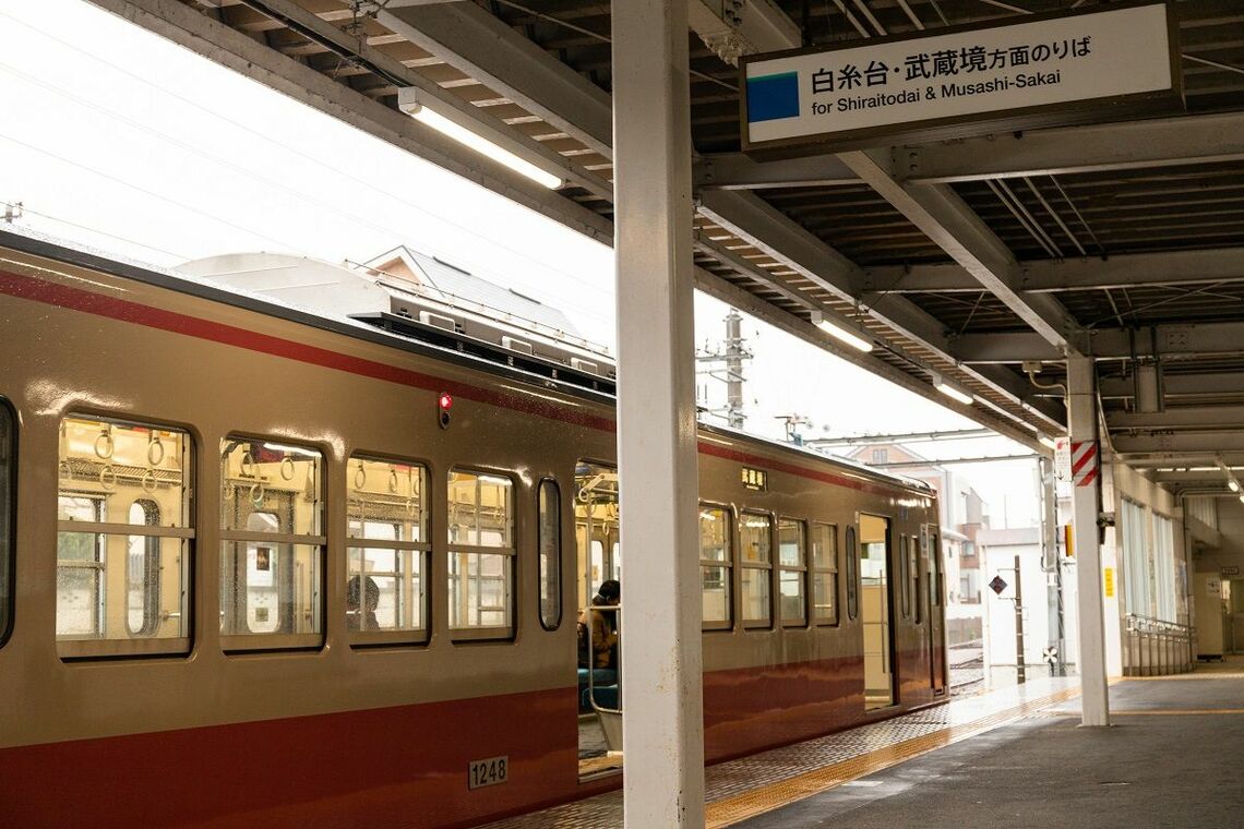 是政駅のホームは1面1線。改札までは段差なしのバリアフリー（筆者撮影）