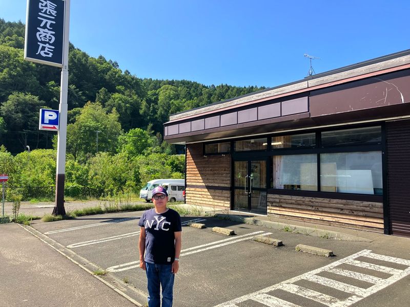 元大が取得し放置されている施設と小野寺まさる氏（筆者撮影）