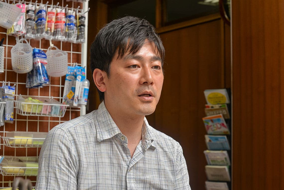 上部充敬（うわべ・みちたか）横浜市立日枝小学校 事務職員大学院卒業後、私立高校で非常勤講師として働いた後、横浜市公立学校の学校事務職員に。2校目の横浜市立富士見台小学校で、教職員としての学び続けることの重要性、その学びを生かすための働き方を考えるようになり、職員室改革に邁進。その実践をまとめた『教師の生産性を劇的に上げる職員室リノベーション 32のアイデア』（明治図書／21年6月刊）を出版。18年より横浜市立日枝小学校に勤務。認定ワークライフバランスコンサルタント。「先生の幸せ研究所」校内コンサル講座第1期修了生。魔法の質問キッズインストラクター。ホワイトボード・ミーティング®︎認定講師