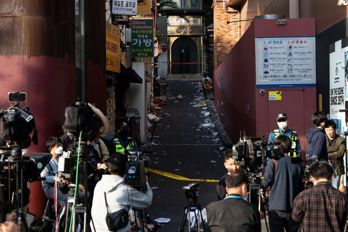韓国・ソウル市の梨泰院で発生した圧死事故。女性の死亡者が男性の2倍近く多かった© 2022 Bloomberg Finance LP