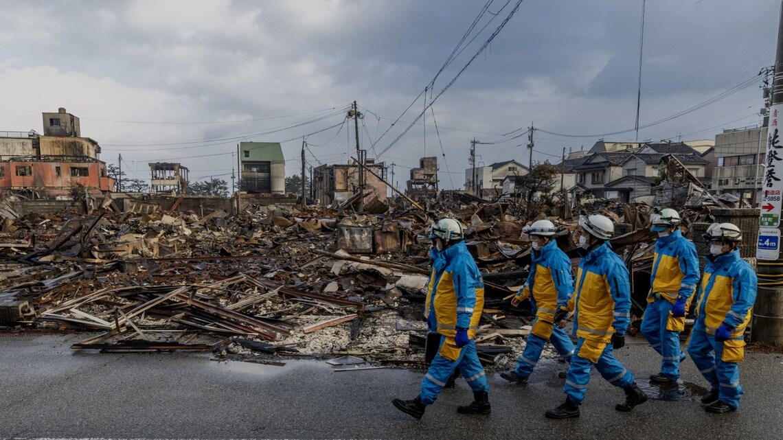 2024年1月6日、石川県輪島市の被災地を歩く警察官(写真・2024 Bloomberg Finance LP)