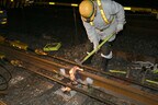 金属が冷えたら、周囲の余分な部分を取り除く