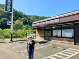 元大が取得し放置されている施設と小野寺まさる氏（筆者撮影）