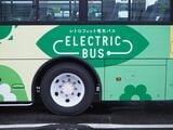 電気バスをPRするロゴが車体各所に（記者撮影）