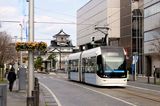 路面電車が走る富山市の「大手モール」（筆者撮影）