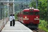 近文駅に到着する新塗装になった711系（撮影：南正時）