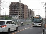 細田3丁目付近で新金線の脇道を京成グループのバスが走っていた（編集部撮影）