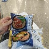 中国上海で買ったおにぎり。1個160円くらい。お米の量は日本のコンビニおにぎりの1.5倍くらいあり、具材は5倍くらい大きかった（写真：筆者撮影）