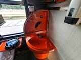 テーブルの蓋を開けると洗面台（筆者撮影）