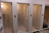 駅員用のシャワー室。右端はバスタブ付きだ（記者撮影）