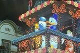 ディズニーランドのエレクトリカルパレード（写真：2001年12月17日、尾形文繁撮影）