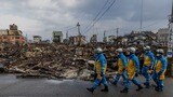 2024年1月6日、石川県輪島市の被災地を歩く警察官（写真・2024 Bloomberg Finance LP）