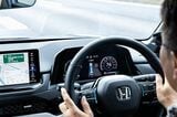 ホンダ量販モデル初のハンズオフ機能を搭載した「アコード e:HEV Honda SENSING 360＋」（写真：三木 宏章）