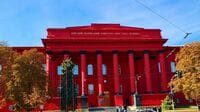 キーウ大学の真っ赤な建物に込められた深い意味 過ちが繰り返されないように未来を学生と考える