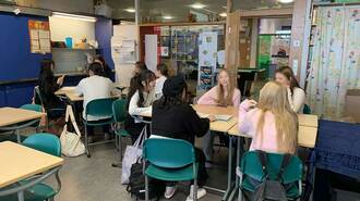 日本の生徒とフィンランドの生徒が教室で話をしている様子