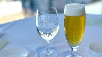 おしゃれなテーブルとビールグラス