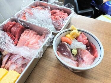 麻雀店なのに市場で仕入れた魚をさばき海鮮丼をつくる…｢料理がおいし