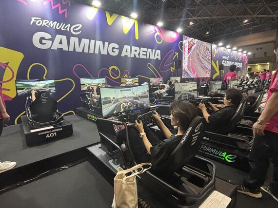 東京ビッグサイト内「ファンビレッジ」で行われたシミュレーターゲームのコーナー(筆者撮影)