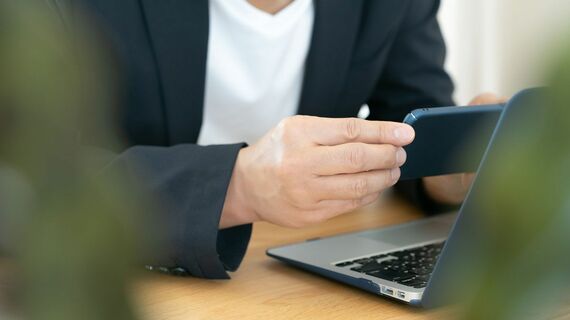 パソコンの画面をスマホで撮影する人