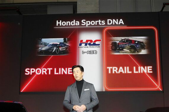 HRCブランドの2つの軸、スポーツラインとトレイルラインについて説明する川坂氏