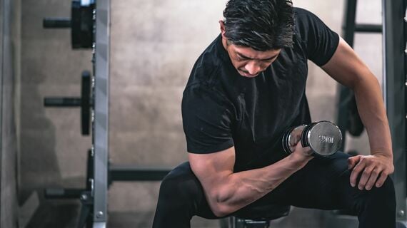 筋トレする男性