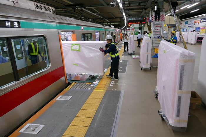 設置する位置にホームドアを並べていく