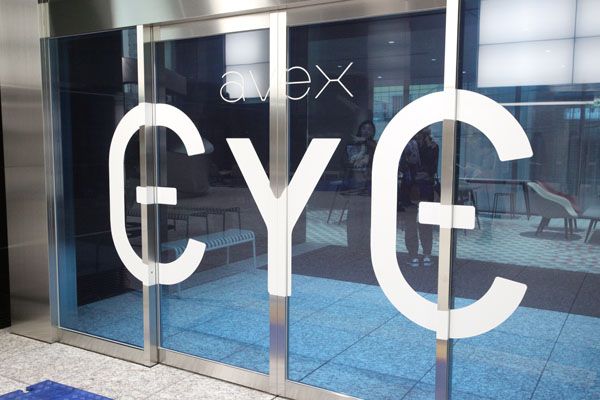 2階にはコワーキングスペース「avex EYE」がある