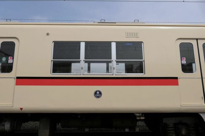 鋼製車の側面の窓