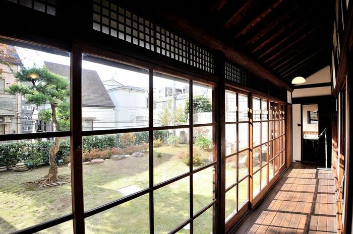 座敷棟の縁側。突き当たりは便所