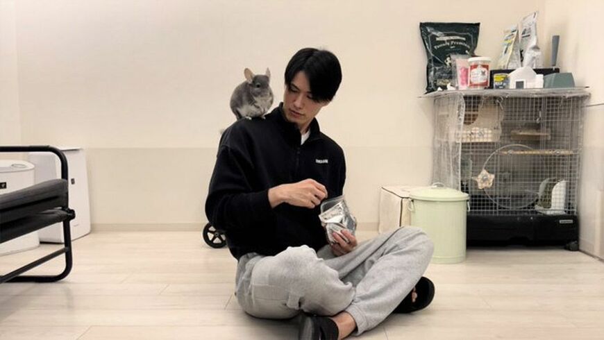 飼い主の一真さんとチンチラのペペくん（写真：一真さん提供）