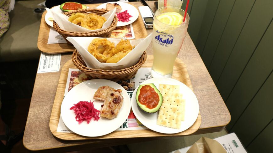 フレッシュネスは10月8日夜限定メニュー「フレバル」をスタートした。これまでの「ヨルカフェ」からメニューを大きく変え、1ドリンクとおつまみで650円〜と低価格のセットも提供する（撮影：尾形文繁）