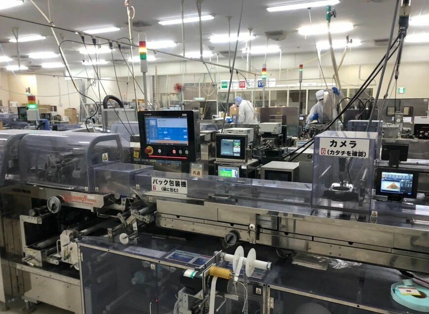 ガラス越しに製造工程を見ることができる（写真：筆者撮影）