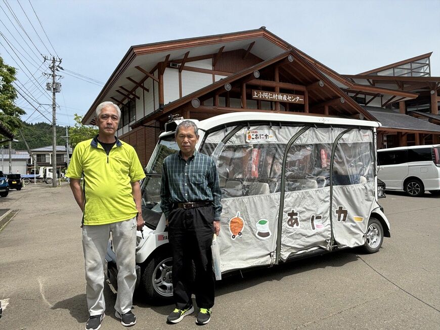 取材対応していただいた、NPO法人 上小阿仁村移送サービス協会の萩野芳紀氏（右）と、手動運転していただいた菅生信雄氏（左）（筆者撮影）
