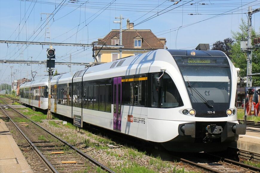 スイスで運行されているシュタドラー製の低床車GTW。中間の短い車体に動力ユニットを集中配置し、前後の客室ユニットは完全低床化している（撮影：橋爪智之）