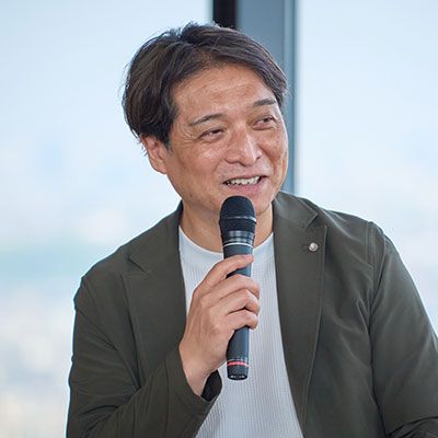 山本崇雄（やまもと・たかお）横浜創英中学・高等学校 副校長複数の学校・企業と雇用契約を結んでいる二刀流（複業）教師。都立中高一貫教育校を経て、2019年より複数の学校および日本パブリックリレーションズ学会理事長、News Picksなど複数の団体・企業でも活動。Apple Distinguished Educator、LEGO® SERIOUS PLAY® メソッドと教材活用トレーニング修了認定ファシリテーター。「教えない授業」と呼ばれる自律型学習者を育てる授業を実践