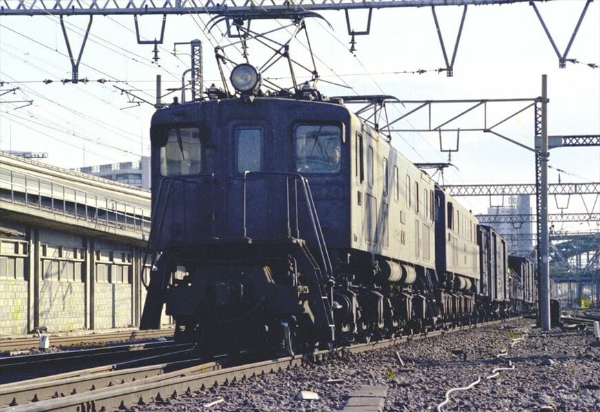 品川駅付近を走るEF10形重連の貨物列車（撮影：南正時）