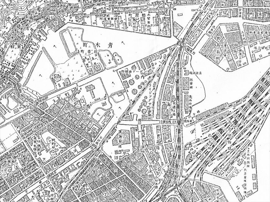 1922年の地形図。中央やや上に「スタンダード油槽所」の文字が見える。貯油タンクが関東大震災で爆発し一帯は火の海と化した。横浜駅はまだ高島町（地形図下）にあった（地図画像：国土地理院所蔵）