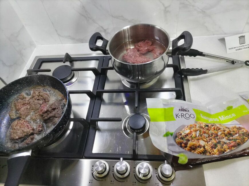 カンガルー焼肉とカンガルースープを自炊。しかし料理人の腕が悪いため、どちらも味はイマイチだった（写真：筆者撮影）